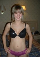 Зрелая Александра осталась в фиолетовых трусах в спальне 12 фотография