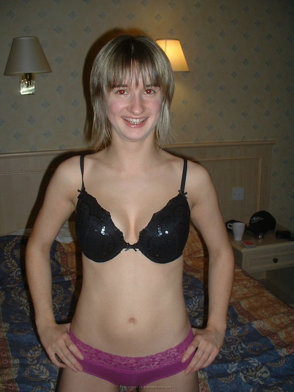 Зрелая Александра осталась в фиолетовых трусах в спальне 12 фотография