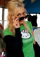 Медилин разделась в заброшенном автобусе 12 фотография