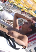 Сексуальная каштанка собралась с блондинкой на пляж 25 фотография