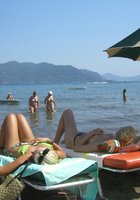 Веселые подружки вместе отдыхают на море 7 фотография