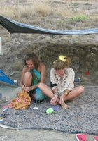 Баба лежит топлес на каменистом пляже 7 фото