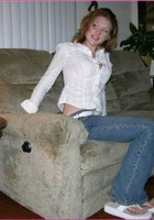 Рыжая минетчица стоит на коленях и сосет в надежде на сперму 2 фотография