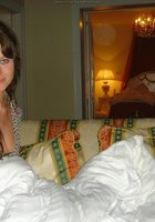 Голубоглазая чешка сосет вкусный пенис в гостях 8 фото