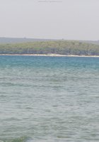 Блонда загорает топлес на море 32 фотография