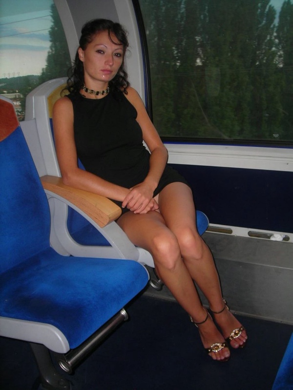 Возбуждающая брюнетка оголилась возле граффити 1 фотография