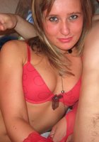 Великолепная молодка заигрывает с парнем в маскарадной маске 7 фотография