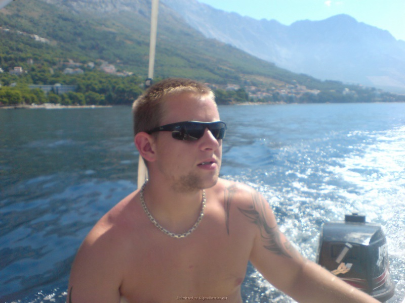 Жена пьет пиво катаясь на яхте в плавках 20 фотография