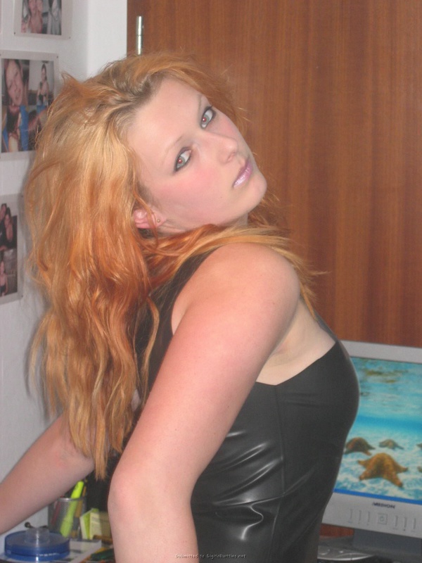 Рыжая сучка в латексе показывает выбритую киску 3 фотография