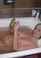 Пышногрудая мамочка приняв ванну разгуливает нагишом по дому 7 фотография