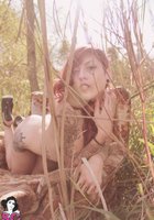 Мики расселась в кресле на природе 28 фотография