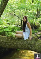 Голенькая фея купается в лесной реке 38 фотография