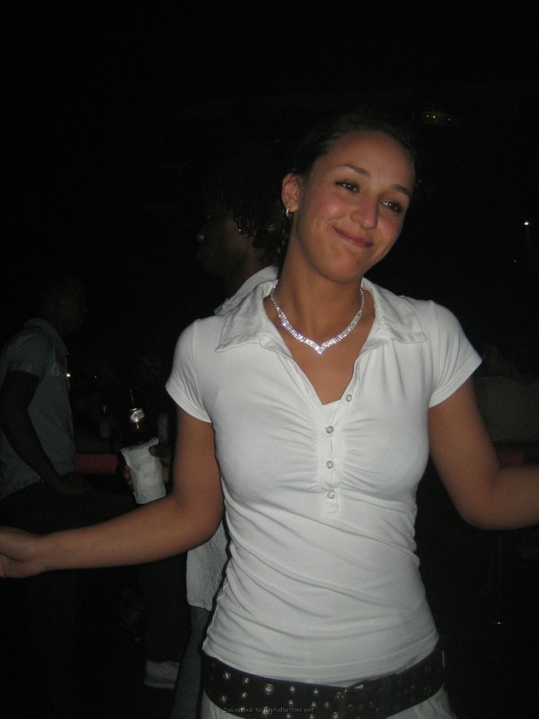 Голая девка моет дойки под душем 13 фотография