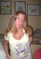 Соня сидит на кровати в одних трусах и прикрывает груди руками 3 фотография