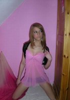 Бесстыдные девушки выставили на показ свои формы 2 фотография