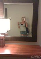 Полуголая милашка делает селфи не прикрывая клевую жопу 12 фотография