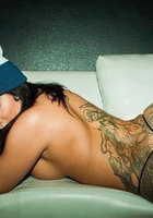 Татуированная молодка оголила упругую попку 8 фото