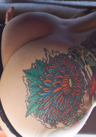 Татуированная молодка оголила упругую попку 17 фото