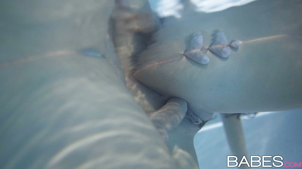 Влюбленная парочка занялась сексом в бассейне 4 фотография