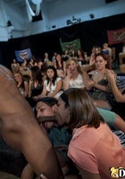 Позвали негра на девичник и отсосали ему по кругу 13 фотография