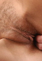 Брюнетка ласкает волосатую писюху на диване 6 фото