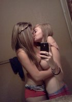 Девки остались топлес и хвастаются упругими титьками 2 фотография