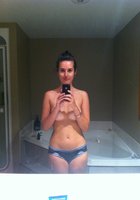 Девахи развели ноги и показали сочную промежность 7 фото