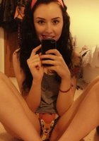 Молодые телки с голыми сиськами красуются перед зеркалом 20 фото