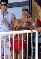 Сучки с обнаженными титьками веселятся на балконе 11 фотография Сучки с обнаженными титьками веселятся на балконе 11 фотография