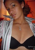 Смуглая сучка показывает в спальне небритую письку 2 фотография