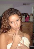 Смуглая сучка показывает в спальне небритую письку 21 фотография