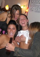 Обнаженные грешницы озорничают в нерабочее время 15 фото