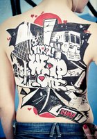 Молодки показывают граффити нарисованное на их обнаженном теле 7 фотография