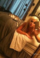 Блонда любит делать откровенные селфи в свободное время 2 фото