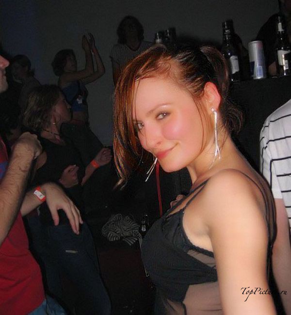 Красивая брюнетка на летнем отдыхе не надевает лифчик 13 фотография