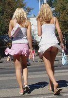 Девушки гуляют по улице в коротких юбках 11 фотография Девушки гуляют по улице в коротких юбках 11 фотография