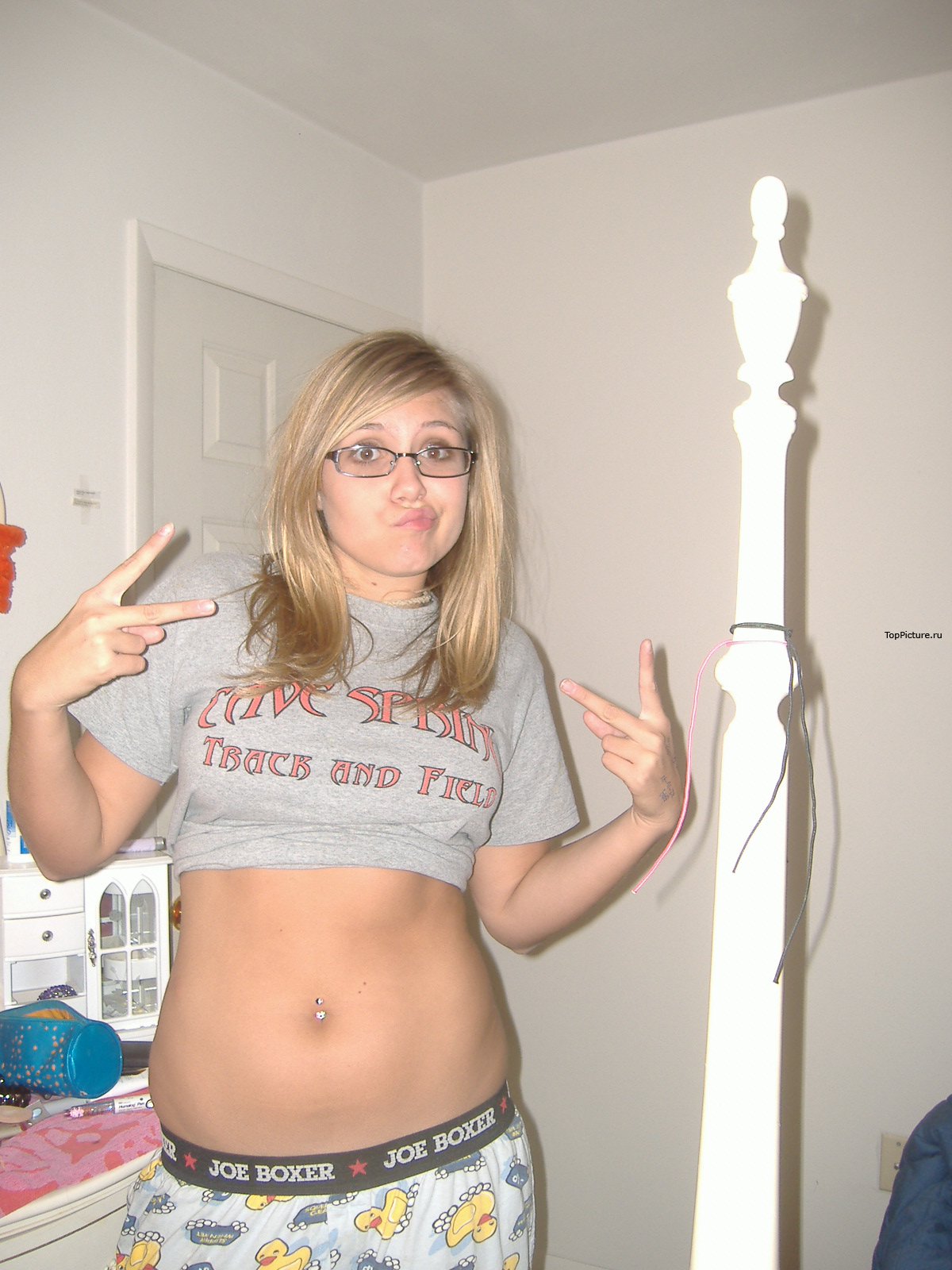 Молодки не против оголяться в своих квартирах 2 фотография