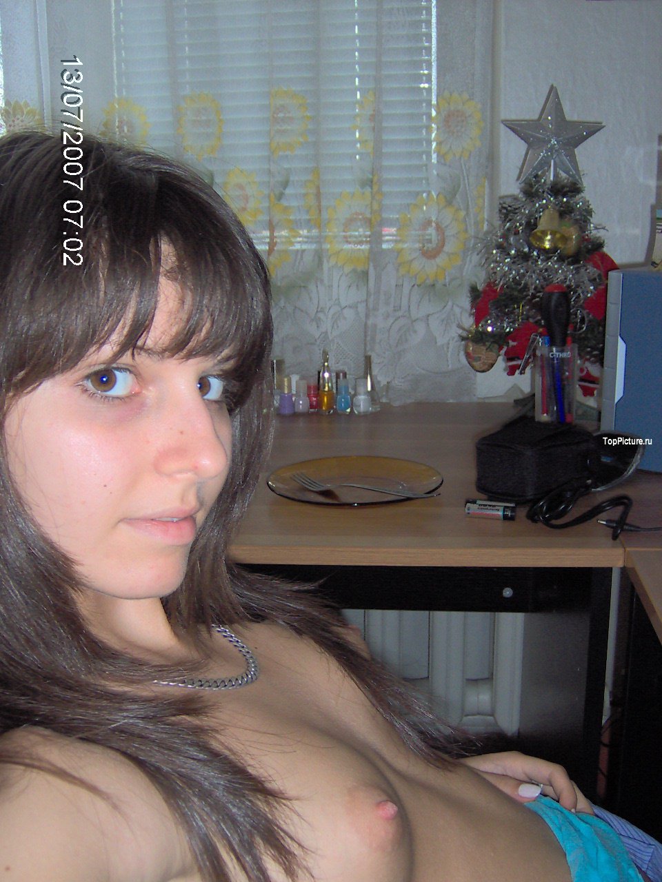 Молодки не против оголяться в своих квартирах 5 фотография