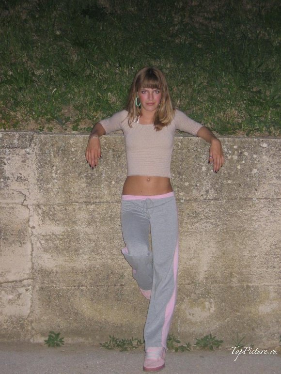 Пьяные профурсетки не стыдятся развратничать перед камерой 2 фотография