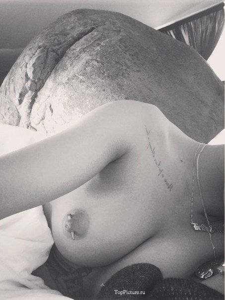 Негритянка не стесняется демонстрировать голое тело после работы 2 фотография