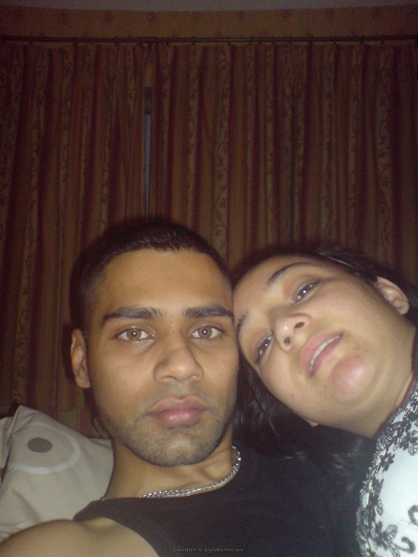 Арабская сучка позирует в спальне в нижнем белье 31 фотография