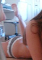 Молоденькая красотка в нижнем белье вертится перед зеркалом 18 фотография