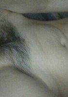 Сучка трахает волосатую вагину дезодорантом 3 фотография