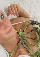 Светловолосая цыпочка дома позирует перед камерой 1 фотография