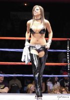 Симпатичные девушки ходят по рингу в полуголом виде 11 фотография