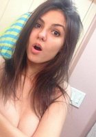 Симпатичная девушка отдыхает дома в голом виде 9 фотография