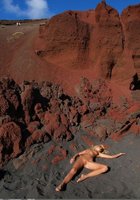 Голая блондинка показывает себя на красных скалах 9 фотография