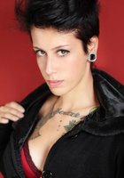 Дева с татуировками намерена раздеться догола 16 фотография