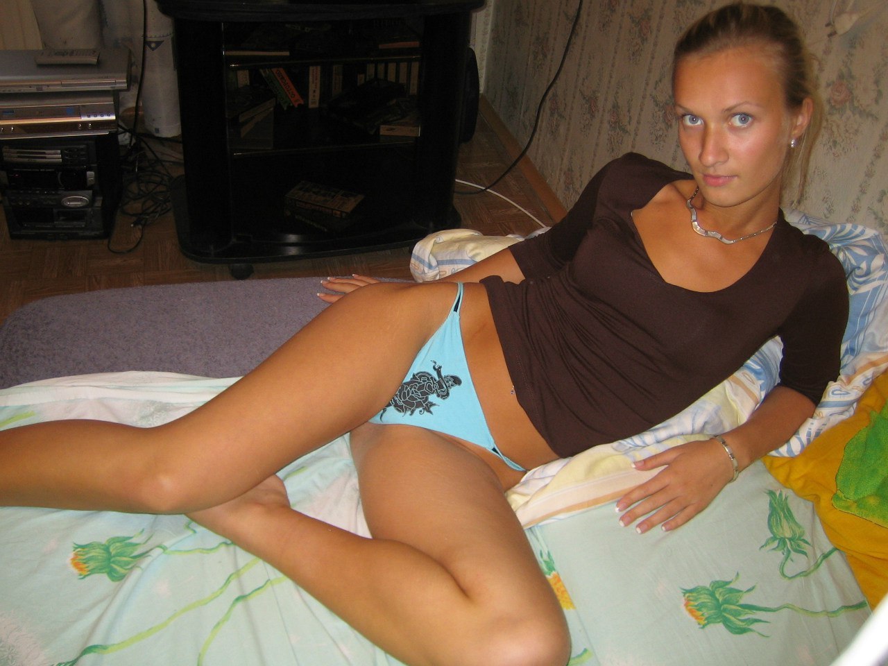 Длинноногая фифа в бель развратничает на сером диване 22 фотография