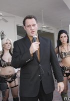 Две аппетитные чики на улице протестую против худых задниц 10 фотография